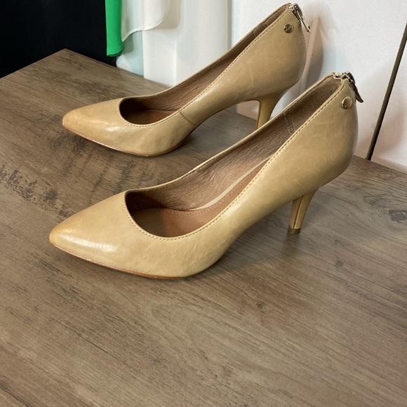 Aldo Beige Tan Leather Closed Toe Heels - US 7.5 - Picture 3 of 6